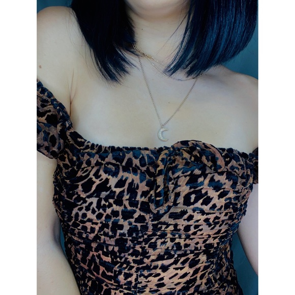Leopard print off the shoulder bodysuit 🤎🖤 - Picture 3 of 6